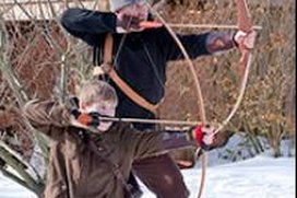 Traditionelles Bogenschießen auf dem Weihnachtsmarkt